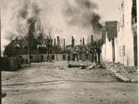 Bombardirano vojno zapovjedništvo. Zgrada koja se nalazila iza današnjeg POU Hrvatski dom. Petrinja 24.3.1944